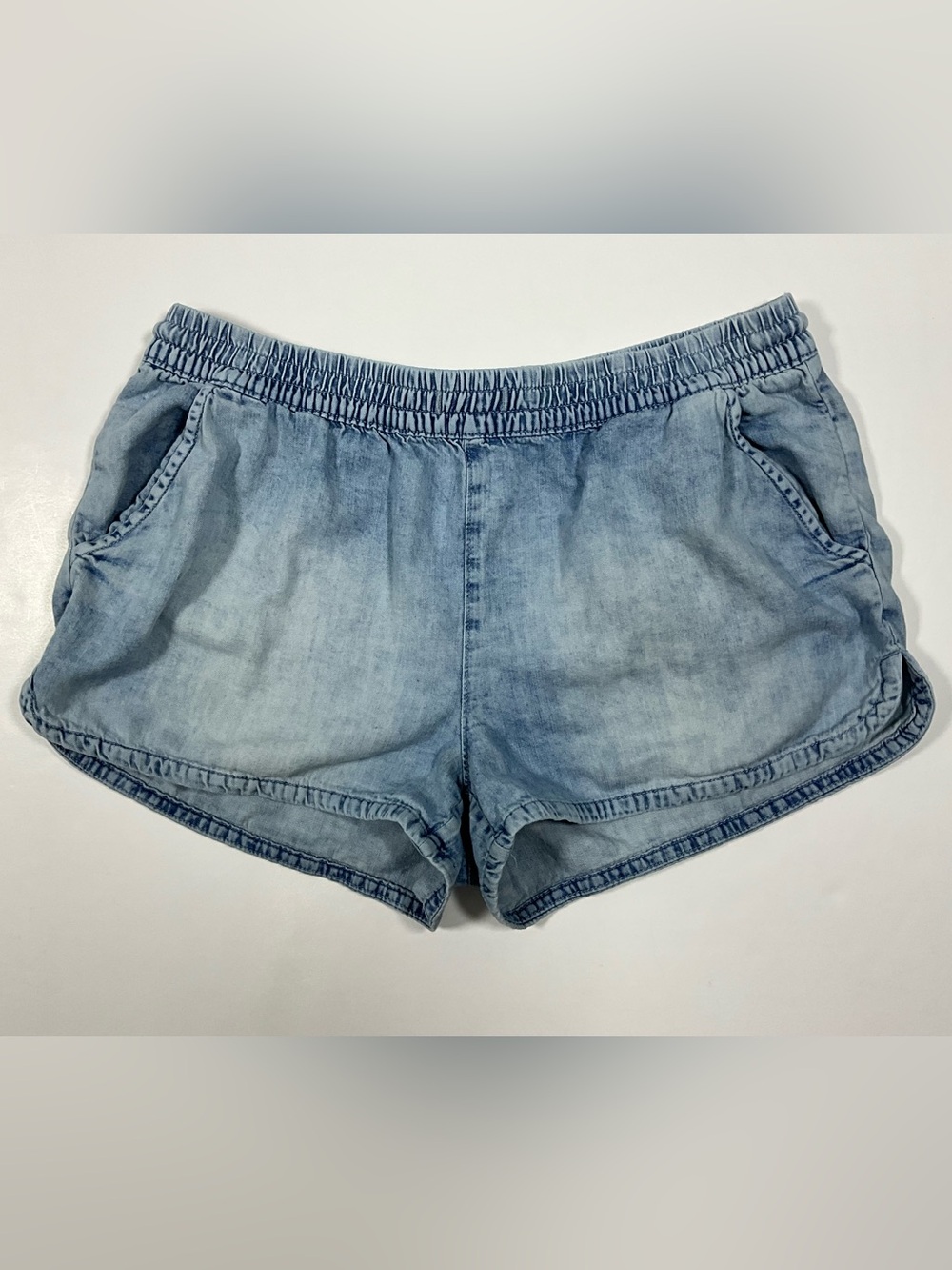 Aerie Light Wash Lightweight Denim Women's Shorts Size Medium Elastic Waist